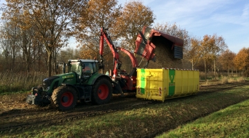 Trekker met versnipperaar, kraantje en hoogkieper